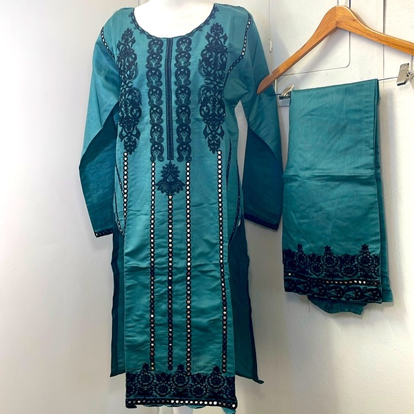 Pakistani embroidered mirror work suit - Picture 7 of 16